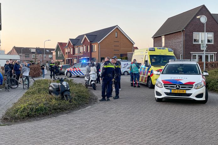 Eén van de scooterrijders raakte bij de botsing op Urk gewond.