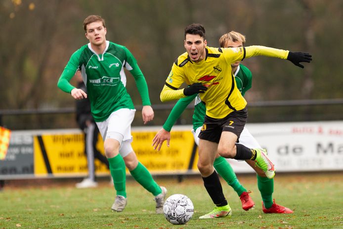 Mehmet Ali Akalin aan de bal voor VIOS Vaassen.
