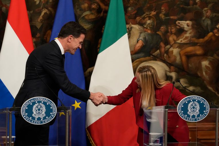 Mark Rutte ontmoet de Italiaanse premier Giorgia Meloni in Rome. Beeld AP