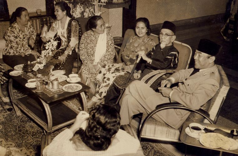 Viering van de 70ste verjaardag van Hadji Agus Salim (tweede van rechts) op 8 oktober 1954. Naast hem zit Rahmi Hatta en zijn vrouw Zainatun Naha. Rechts van hem Soekarno.  Beeld  
