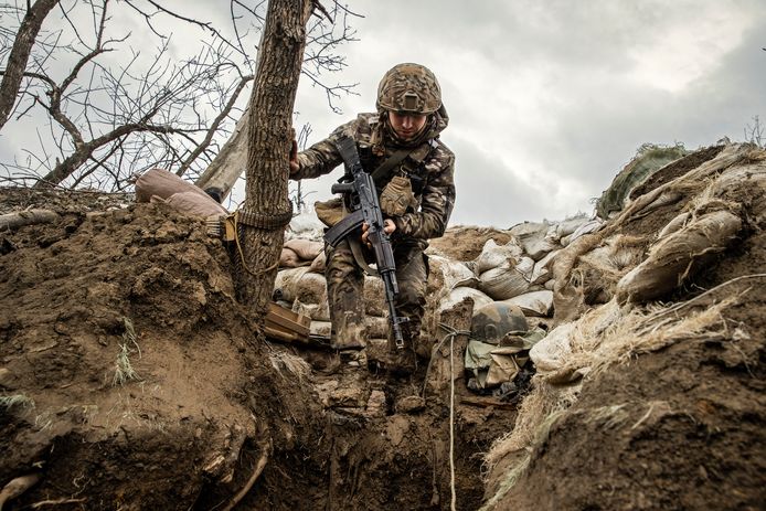 Een Oekraïense soldaat in een loopgraaf in de regio Donetsk.