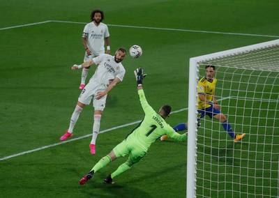 Benzema bezorgt gehavend Real Madrid met twee goals en assist zorgeloze avond in Cádiz