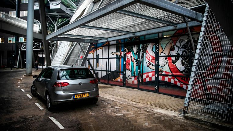 Overmars Opent Nieuw Supportershome Van Ajax Het Parool