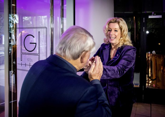 Liane den Haan krijgt een handkus van partijvoorzitter Jan Nagel bij de bekendmaking van haar lijsttrekkerschap. De afgelopen weken lagen de twee overhoop.