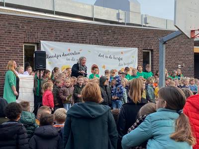 Kindcentrum De Bakelaar heeft een schooltuin dankzij Teun en de flessenactie van vijf meiden