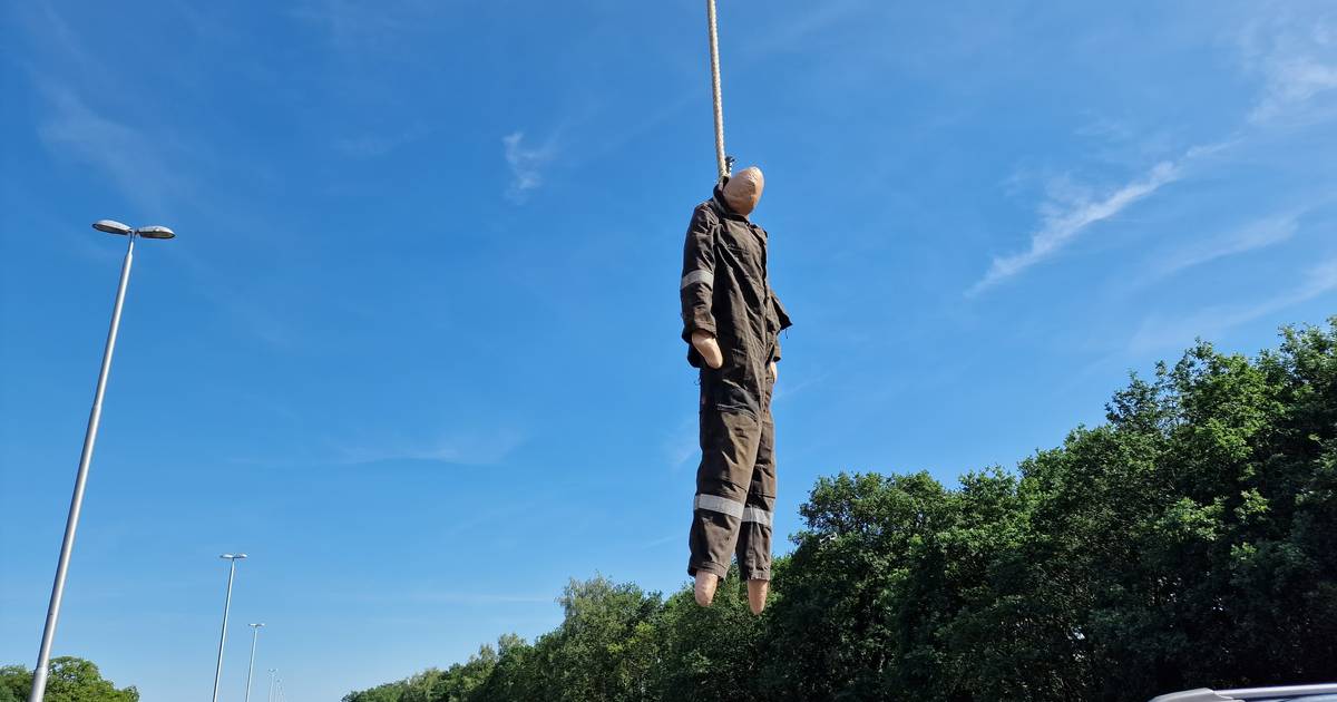 Groningse boeren verwelkomen minister Staghouwer met strop aan hakselaar