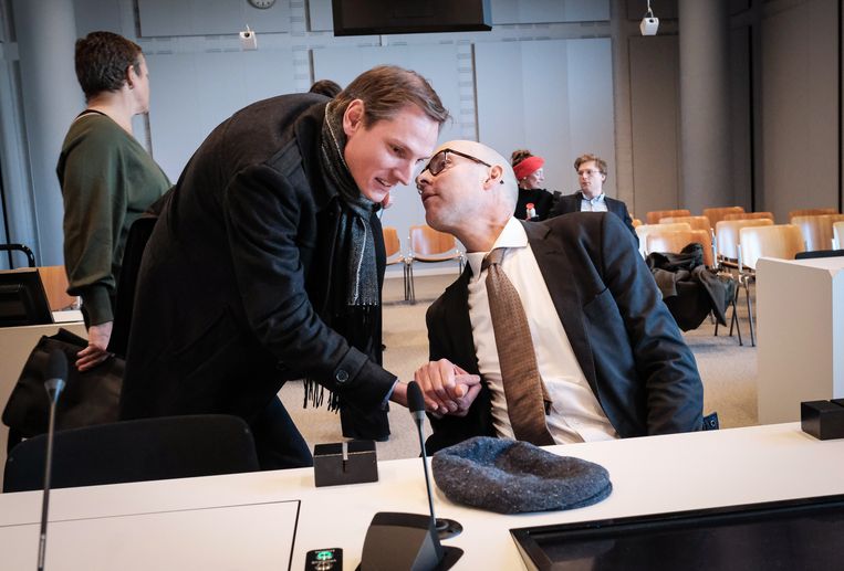 Lucas Winnips (rechts) tijdens het proces, met een vriend van Extinction Rebellion.
 Beeld Daniel Rosenthal / de Volkskrant