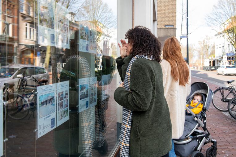 Een etalage met makelaarsaanbod. De ‘familiebank’ moet rekening houden met de lage rentes op de hypotheekmarkt. Beeld Patricia Rehe / Hollandse Hoogte