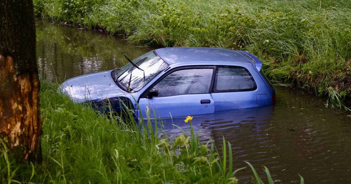 Auto te water op Recht van ter Leede in Leerdam