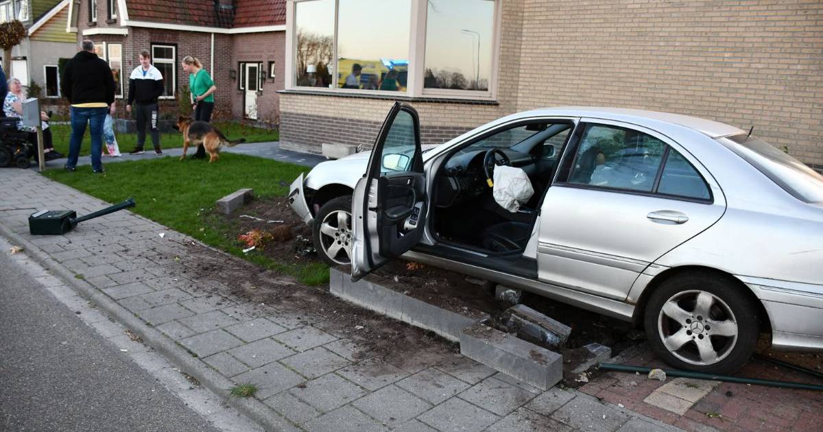 Ravage bij ongeval in Vroomshoop, politie houdt bestuurder aan.