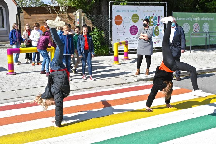 Het recent geopend regenboogzebrapad in Menen. Avelgem heeft er nu nog geen, maar daar komt snel verandering in.