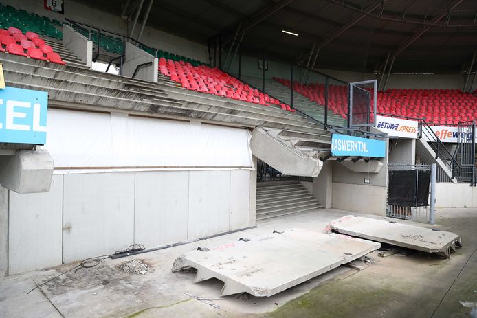 De tribune in het Goffertstadion is, net als alle andere tribunes in heel het land, te licht uitgevoerd om hossende supporters te kunnen dragen.