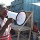 Deze Haïtiaanse schreeuwt het letterlijk van de daken: 'Geef je kind niet aan een weeshuis!'
