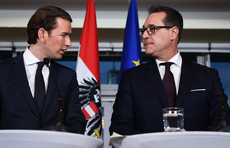 Kurz en Strache tijdens de persconferentie in Wenen, zaterdagmiddag. Beeld epa
