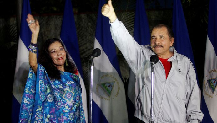 De president van Nicaragua, Daniel Ortega en zijn vrouw Rosario Murillo (links).