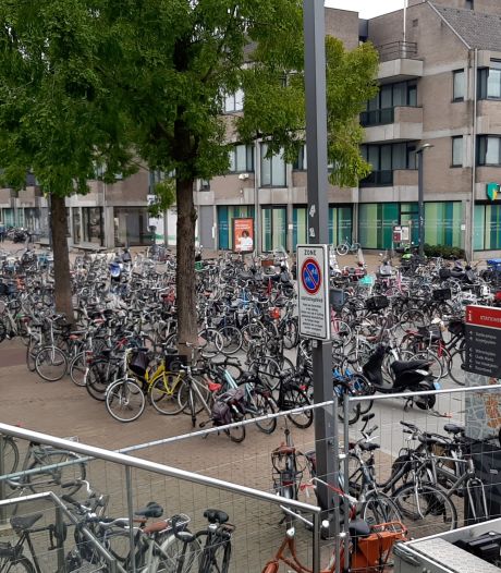 Opruimen fietsen op Stationsplein in Enschede: ‘Je knippert met je ogen en het staat weer vol’