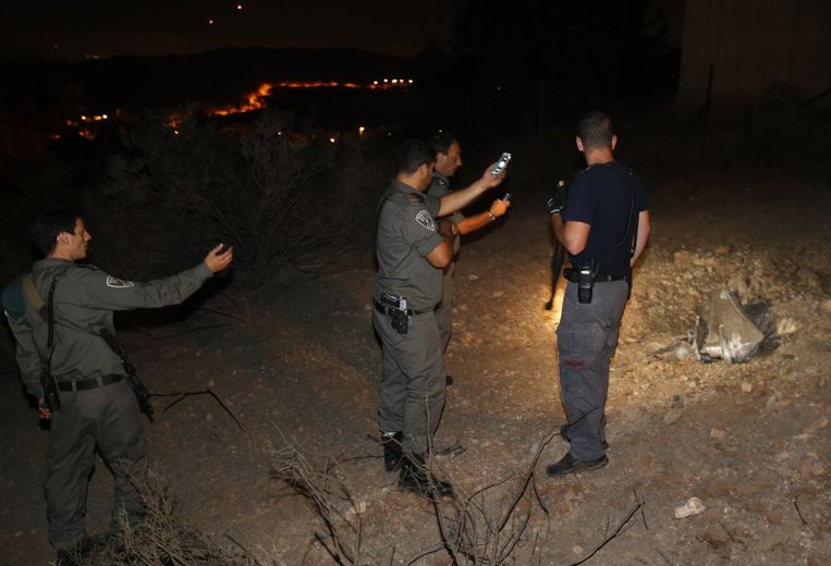De Israëlische politie bekijkt de plek waar een raket is ingeslagen. Beeld reuters