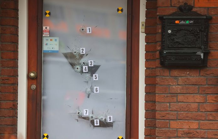 Slagerij in Den Bosch weer doelwit van aanslag: negen kogelgaten in de deur