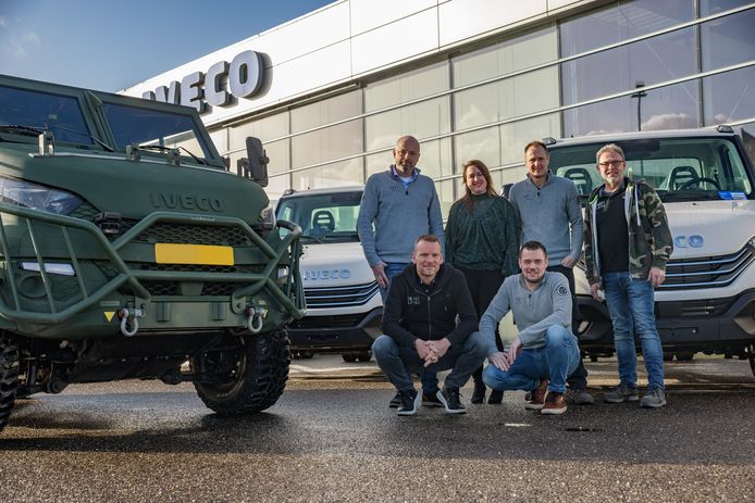 Dutch Military Vehicles heeft voor de komende periode een opdracht om voor defensie 1000 wagens af te bouwen. Aan de basis hiervan staat een klein team: vlnr achter Xander, Avelien, Niels, Jos, vooraan Mark en Jeroen.