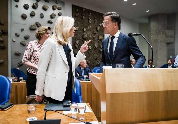 Premier Mark Rutte en Sigrid Kaag, minister van Financiën, tijdens een debat vorig jaar. Onlangs botsten de twee hard over de vraag of er extra geld moet komen om bedrijven te helpen.