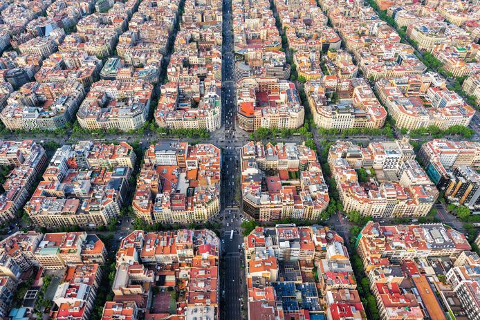 De typische huizenblokken uit de wijk Eixample in Barcelona.
