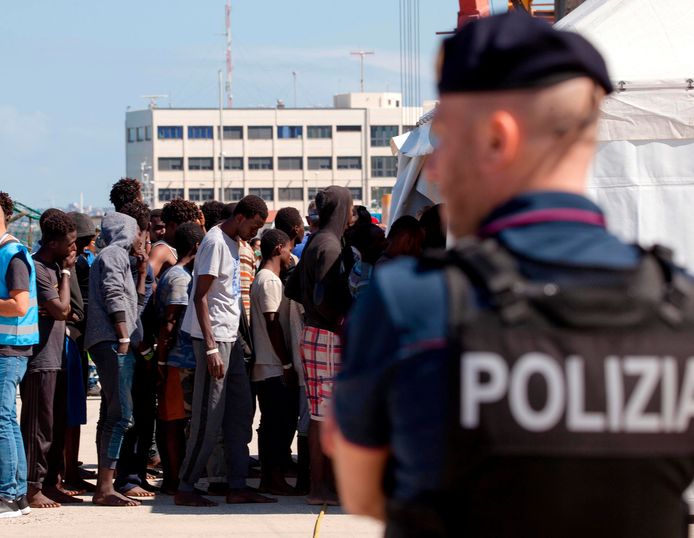 Immigranten staan in de rij, kort nadat ze zaterdag van boord gegaan zijn in de Zuid-Italiaanse haven Reggio Calabria. Gisteren weigerde de Italiaanse regering een ander schip de toegang tot een van de havens.