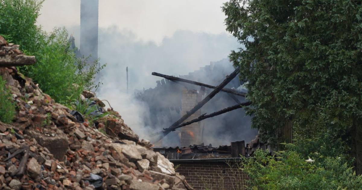 Boerderij in Leuvenheim stort deels in na grote brand, machinist ziet rook en belt brandweer