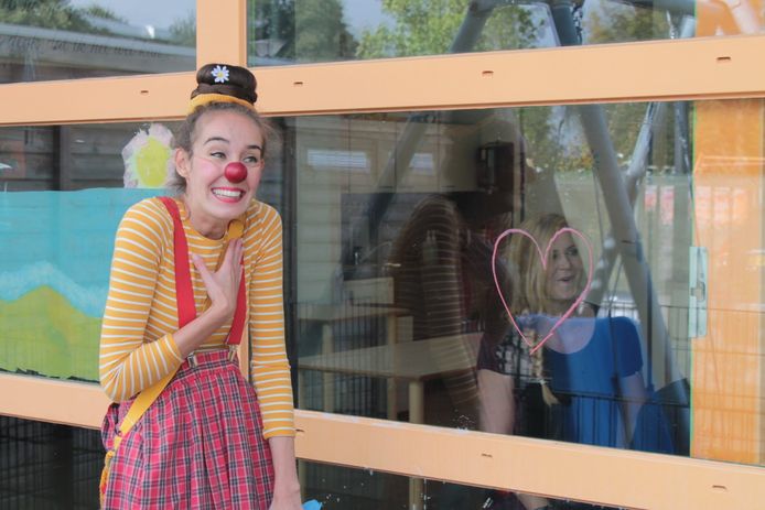 Saskia Kruis volgt een opleiding aan de School voor Clown & Leven in Utrecht. In deze coronatijd wil ze mensen hun zorgen even laten vergeten.
