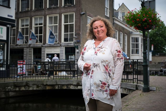 Citymarketeer Annique Camphens, met op de achtergrond het pand van Ervaar Maassluis in de Nieuwstraat.