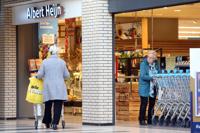 Door de coronacrisis hebben ook ouderen het online winkelen ontdekt en gaat een deel minder vaak naar de supermarkt.