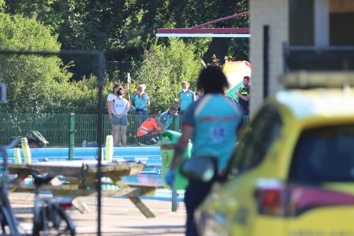 Een 74-jarige man werd woensdagavond onwel tijdens het zwemmen bij zwembad Splash in De Glind. Hij werd van de bodem gered door twee medewerksters van het zwembad.