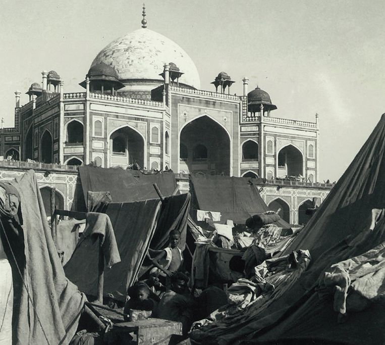 Een kamp voor ontheemde Indiase moslims naast Humayun's Tomb in New Delhi, tijdens de periode van onrust na de splitsing van India en Pakistan. Beeld ANP / AFP
