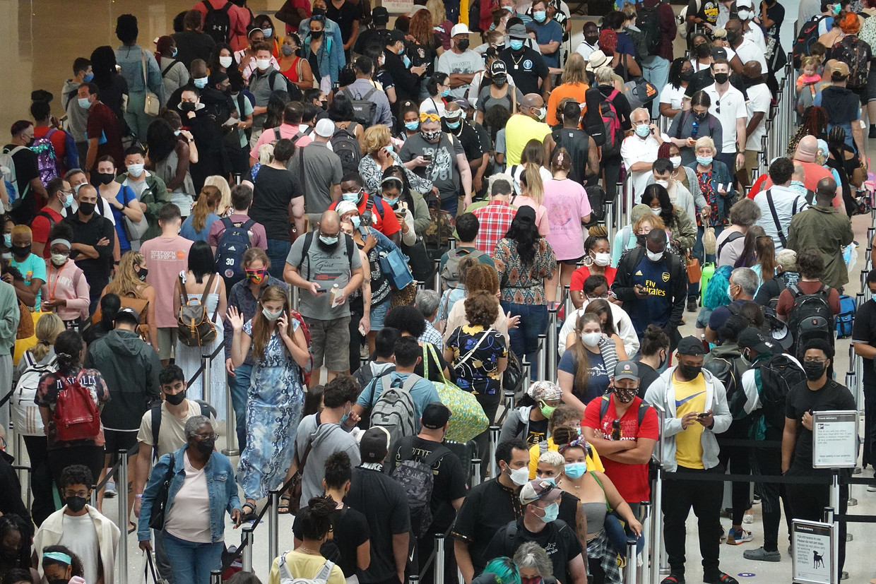 Mensen staan ​​in de rij om door het TSA-veiligheidscontrolepunt op Louis Armstrong New Orleans International Airport te komen. Bewoners evacueerden het gebied terwijl orkaan Ida zich een weg baande naar de kustlijn van Louisiana.  Beeld AFP