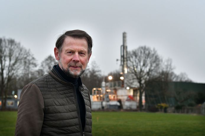 Freddy Mensink van de Stichting Stop Afvalwater Twente bij de boorput van de NAM aan Tramweg in Rossum.