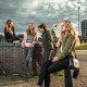 Kletsen, skaten, voetballen en aan elkaars haar plukken: de IJburgjeugd in beeld