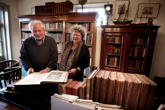 Echtpaar Gert Jan en Wilma Bestebreurtje in de bibliotheek met een deel van de collectie antiquarische reis- en geschiedenisboeken.