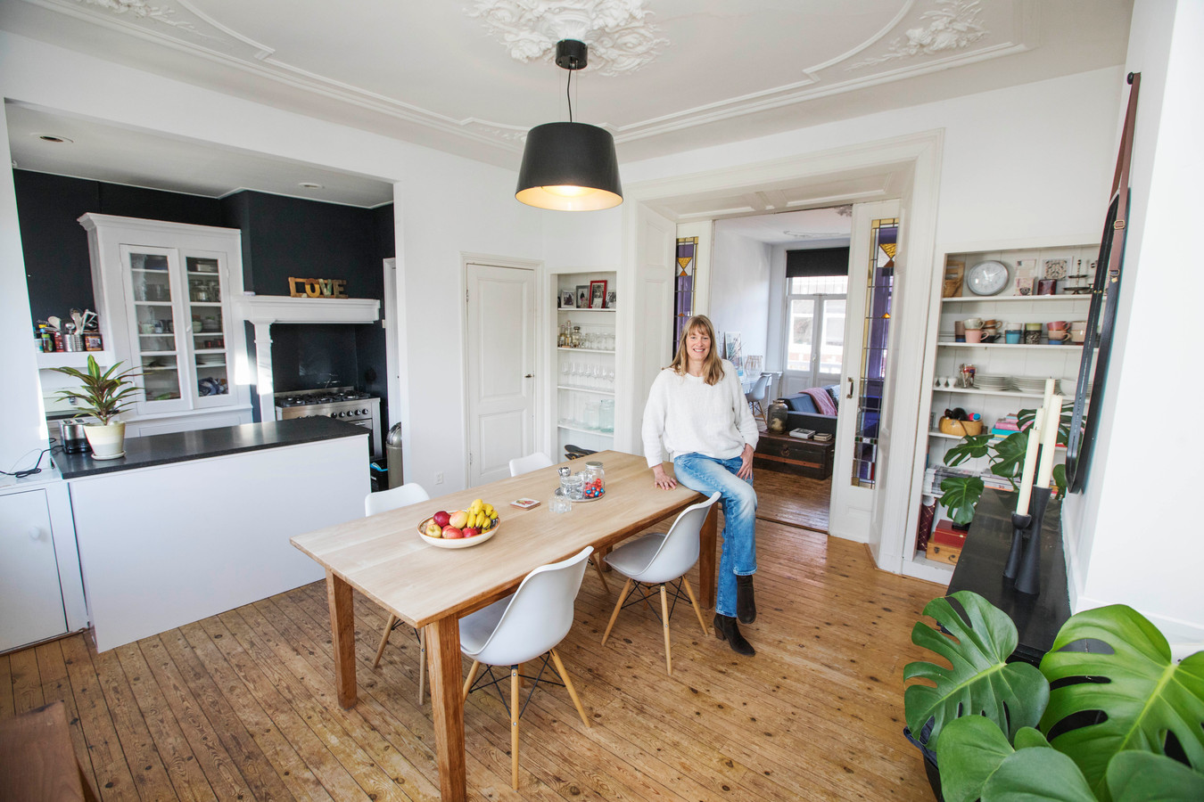 Anna-Marie Beerda in haar eetkamer annex keuken.