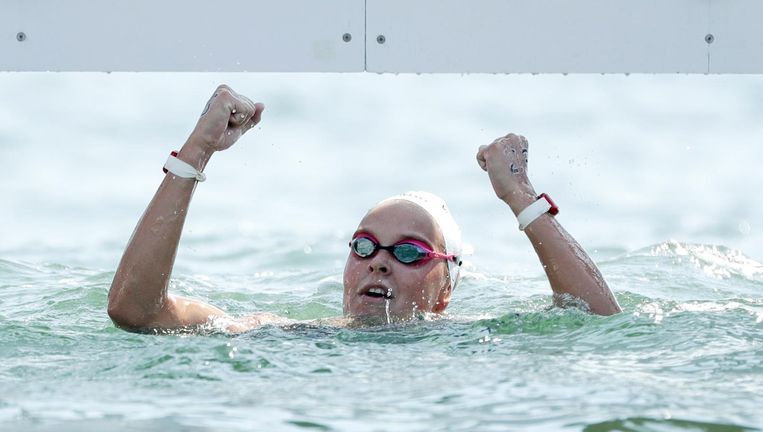 Van Rouwendaal viert haar medaillewinst. Beeld ap