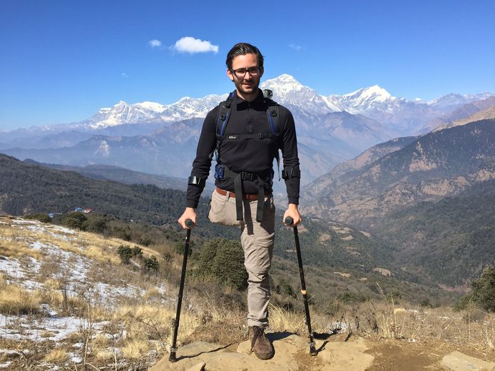 Bas van der Voort trotseerde met zijn krukken de bergen in het Annapurnamassief in Nepal.