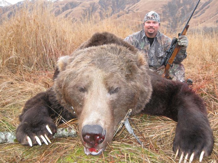 Een jager poseert met zijn in Alaska geschoten prooidier.