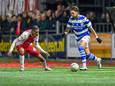 Vince Gino Dekker (rechts) in actie tijdens de Spakenburgse dorpsderby, die op 9 maart in 2-2 uitmondde.