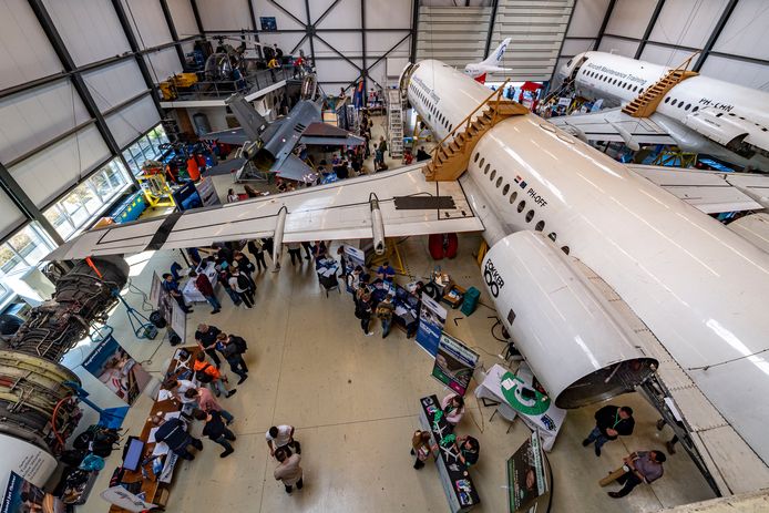 Op baan- en stagebeurs Aerojobs op Aviolanda in Hoogerheide presenteerden zich donderdag 24 luchtvaartbedrijven aan jonge vliegtuigtechnici, tussen een Fokker, heli en straaljager in de hangar van de Aircraft Maintenance & Training School.