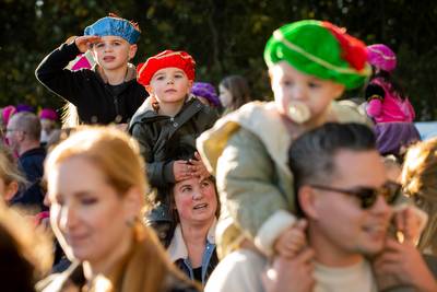 Uitkijken over het Maas-Waalkanaal en dan is het zo ver: Daar is Sinterklaas eindelijk!
