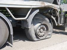 Vrachtwagen krijgt klapband, zuigslang raakt los en vliegt tegen hoofd fietser in Gilze