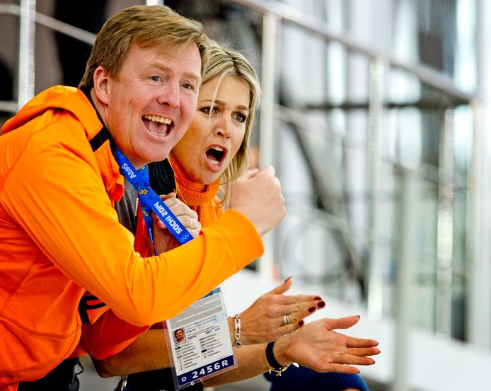 Dolle vreugde op de tribune: koning Willem-Alexander supportert voor Oranje | Royalty | hln.be