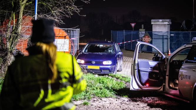 Wilde achtervolging: politie auto gecrasht, twee personen op de vlucht