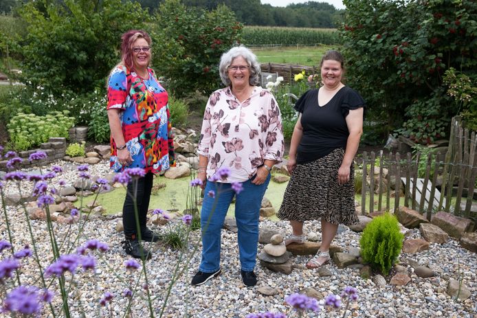 Lian Baremans (midden) in haar De Achtertuin, een nieuwe locatie van de Open Atelierroute. Anja Taks (links) en dochter Tanja Baremans doen mee aan de tentoonstelling.