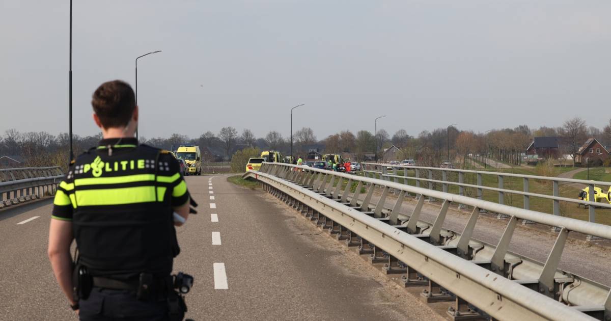 Fietser ernstig gewond als hij van talud schiet door aanrijding met auto op viaduct A50 bij Veghel.