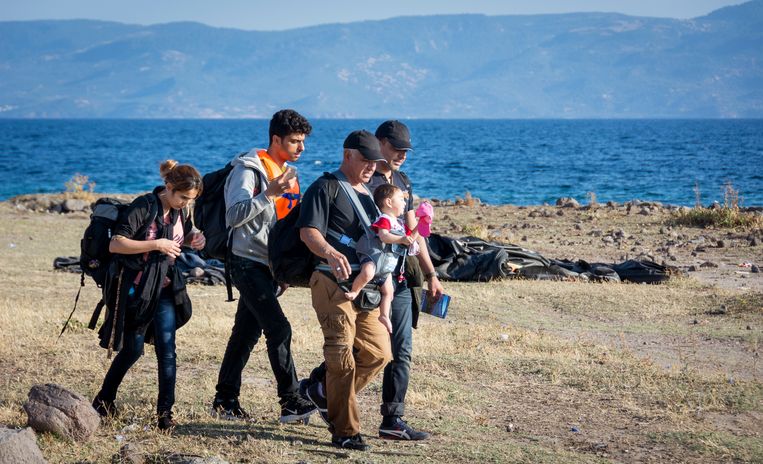 Syrische vluchtelingen op het strand bij Eftalou, in Griekenland. Beeld Hollandse Hoogte /  ANP XTRA