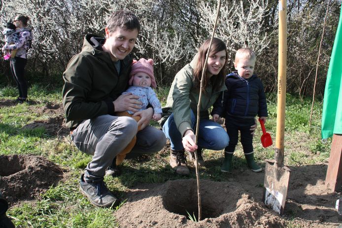 Cederic (32) en Lise (31) met Vic (2) en June (6 maanden). "We zijn liever buiten dan binnen dus een boom is ons veel waard", laat papa Cederic weten.